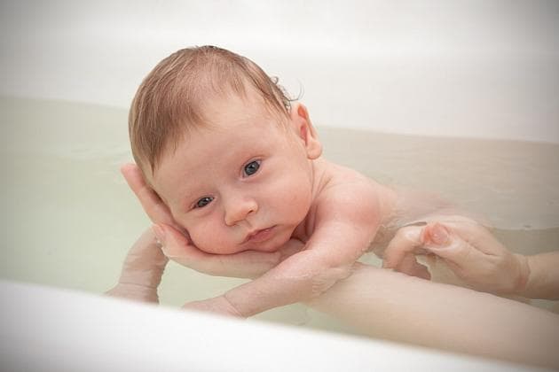 The newborn won't sleep after the bath.