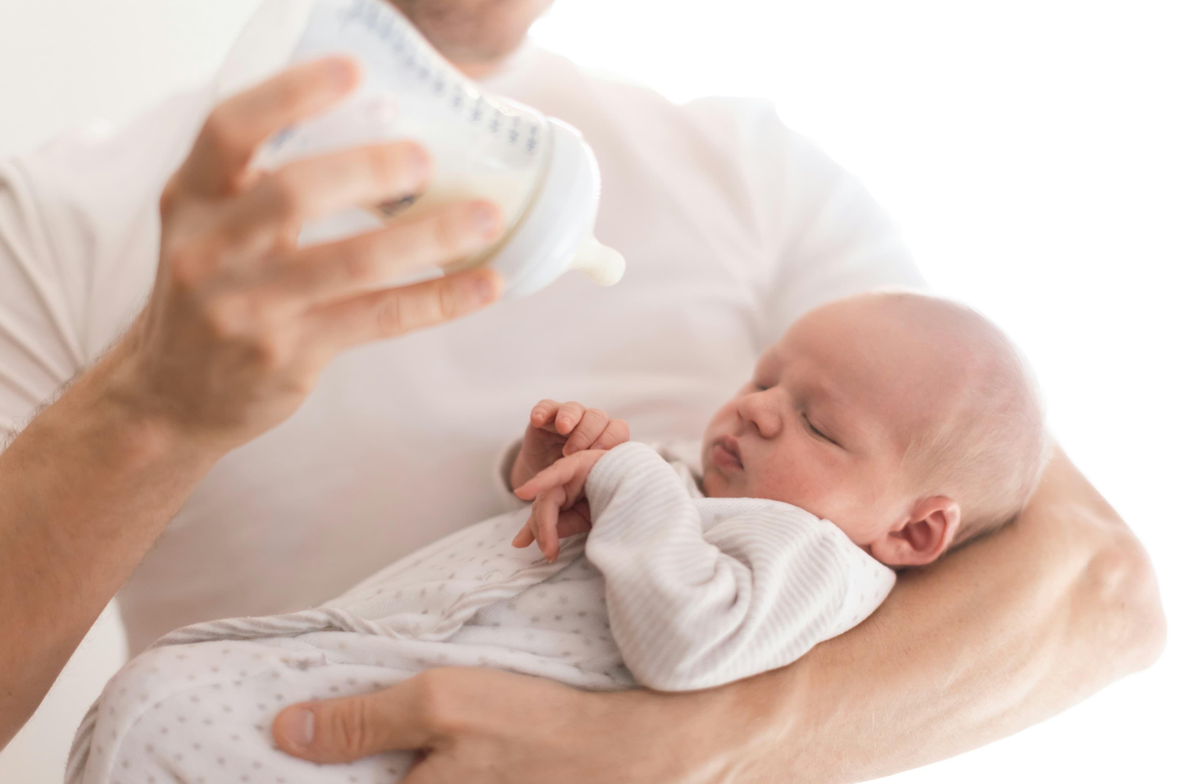 The sleep of a child on breastfeeding and formula feeding.