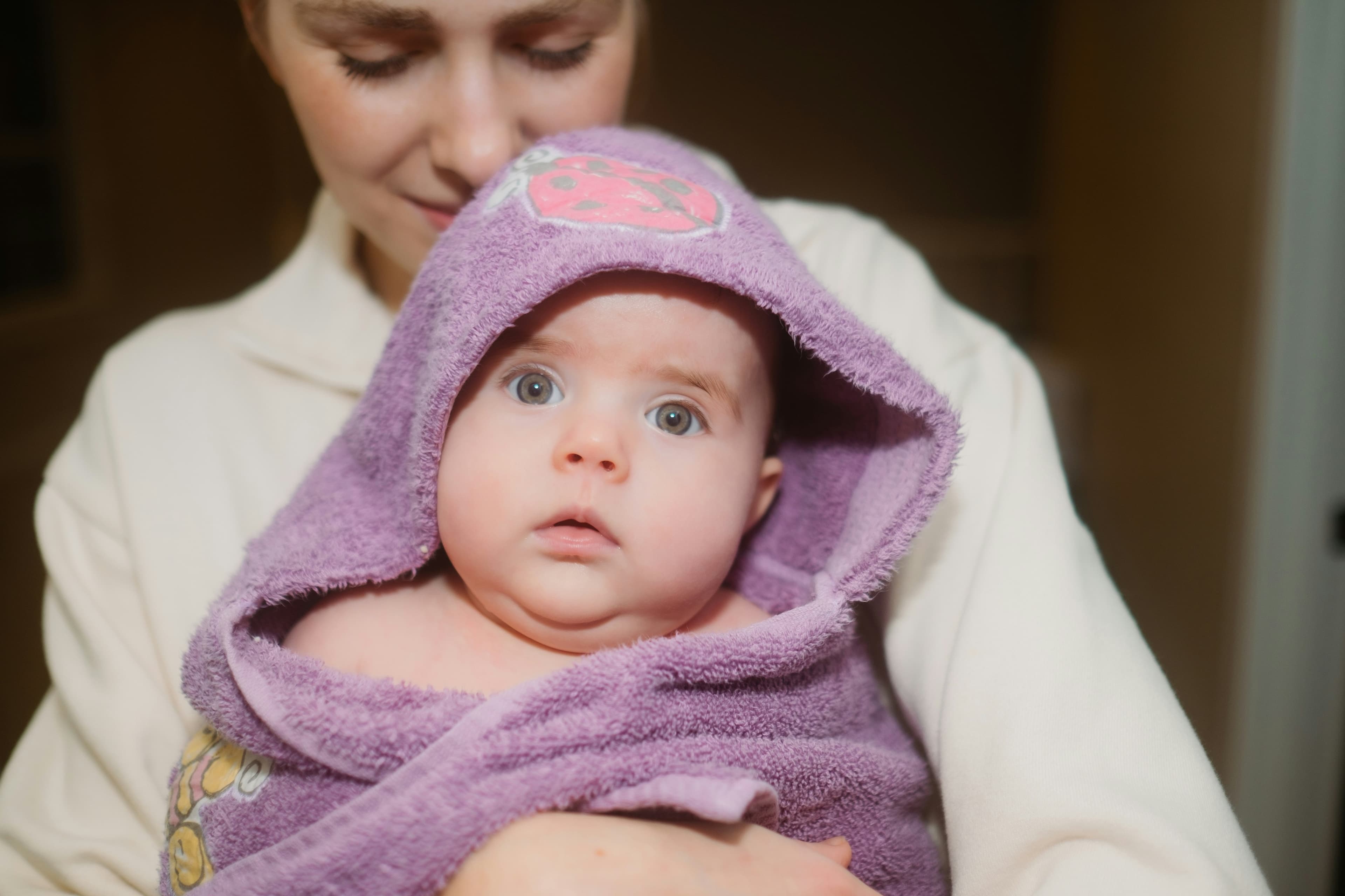 The newborn won't sleep after the bath.